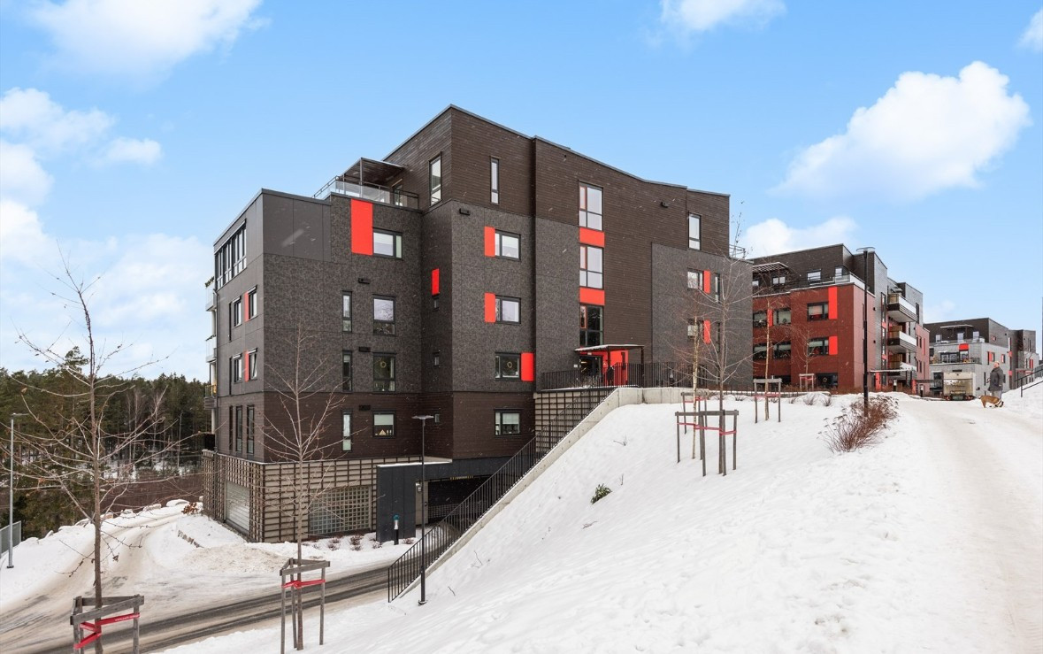 Flott nybygg fra 2022 med marka som nærmeste nabo. Østfoldhallene noen hundre meter unna.