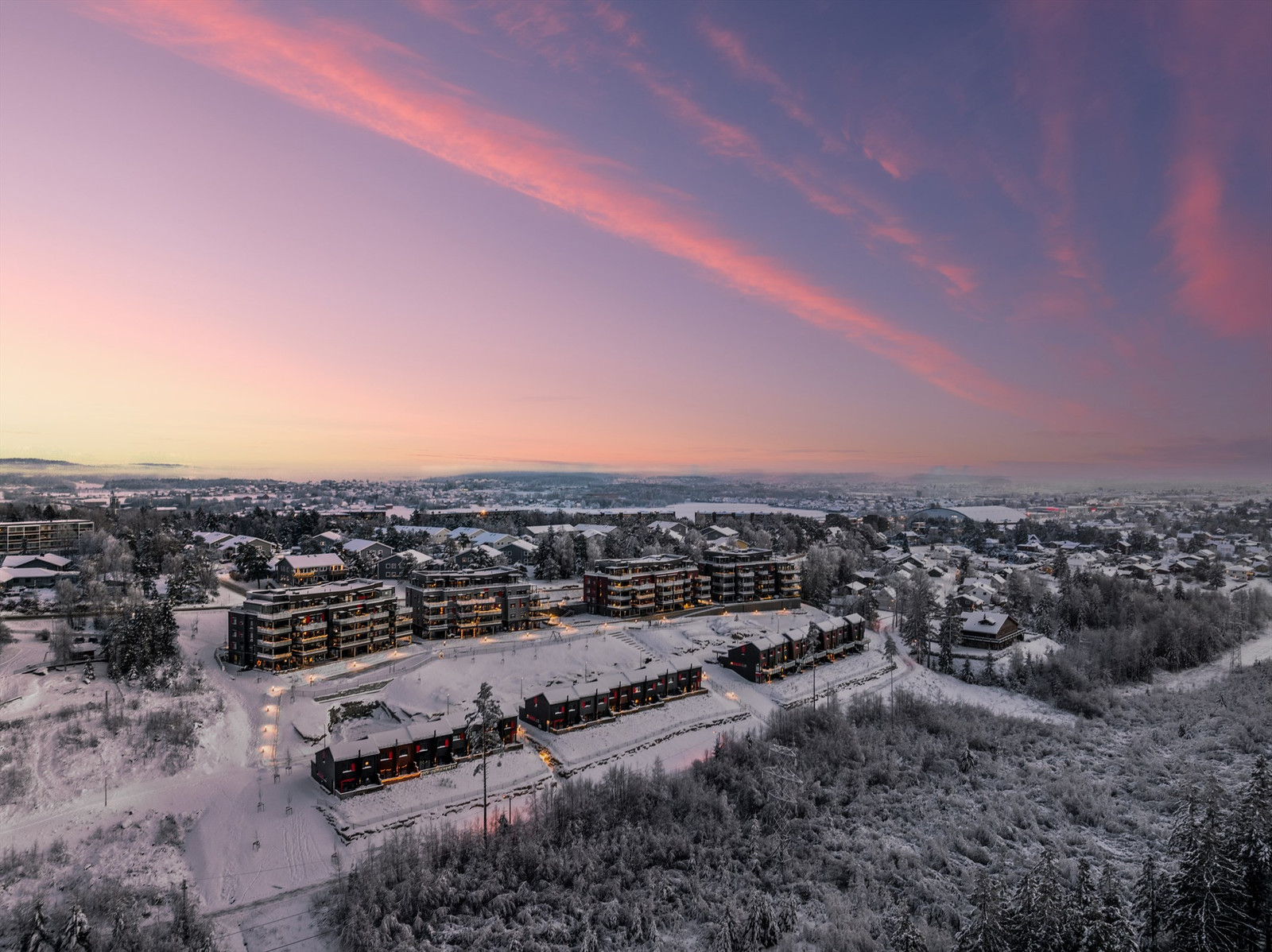 I Rådalslia 1 bor man med gangavstand til alle fasiliteter i nærheten. Bussholdeplass like utenfor.