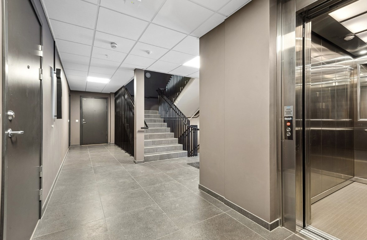 Flotte fellesarealer og porttelefon med døråpner.