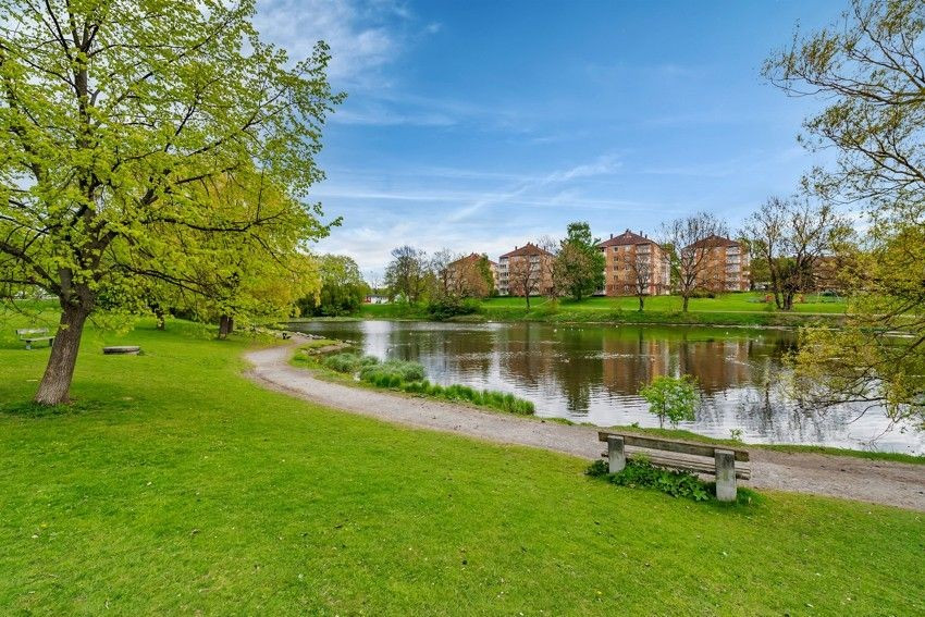 Det er kort vei til flotte tur- og rekreasjonsmuligheter rundt Hovindammen, i tillegg til flotte parkanlegg i nærområdet