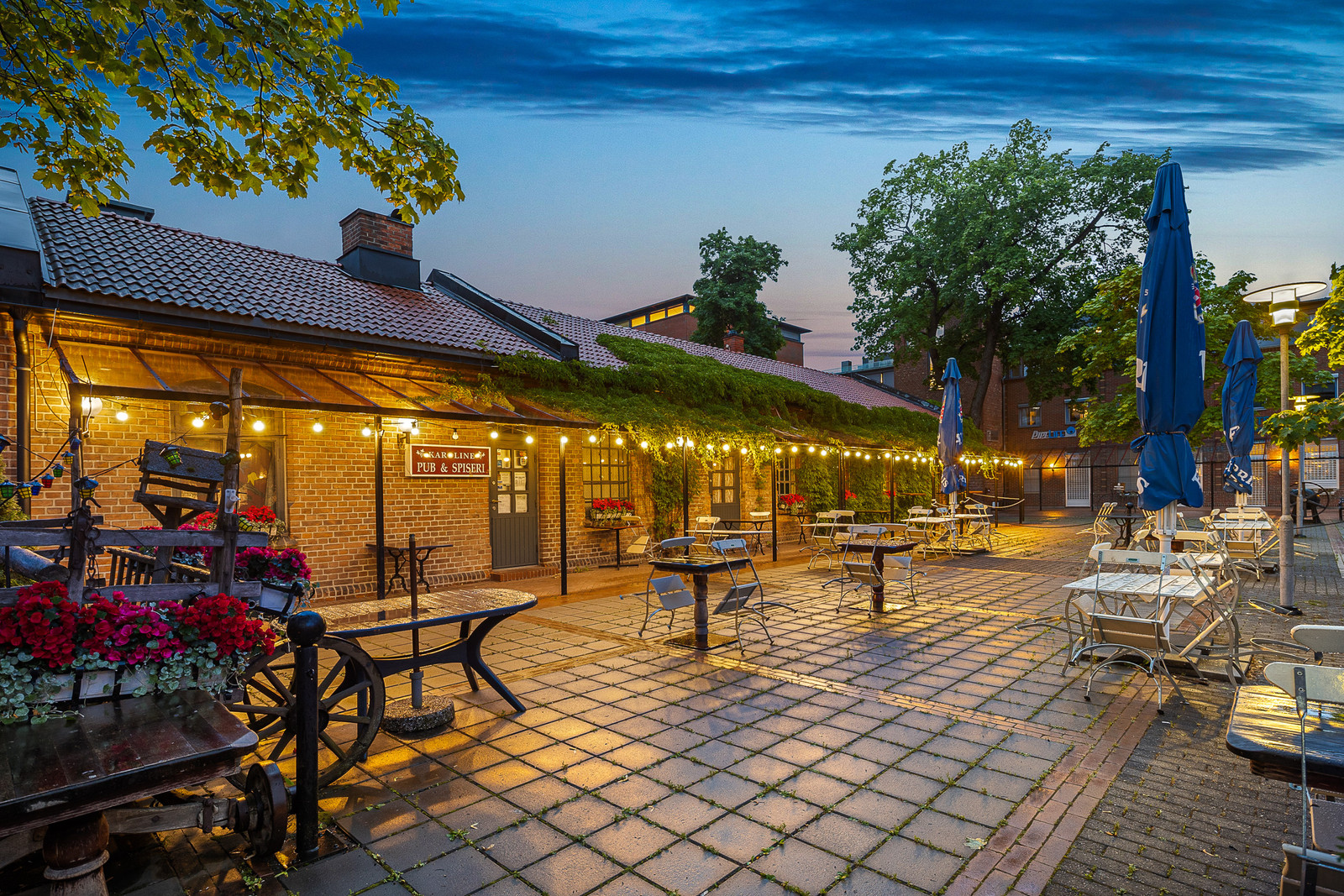 Det er kort vei til offentlig kommunikasjon og servicetilbud.