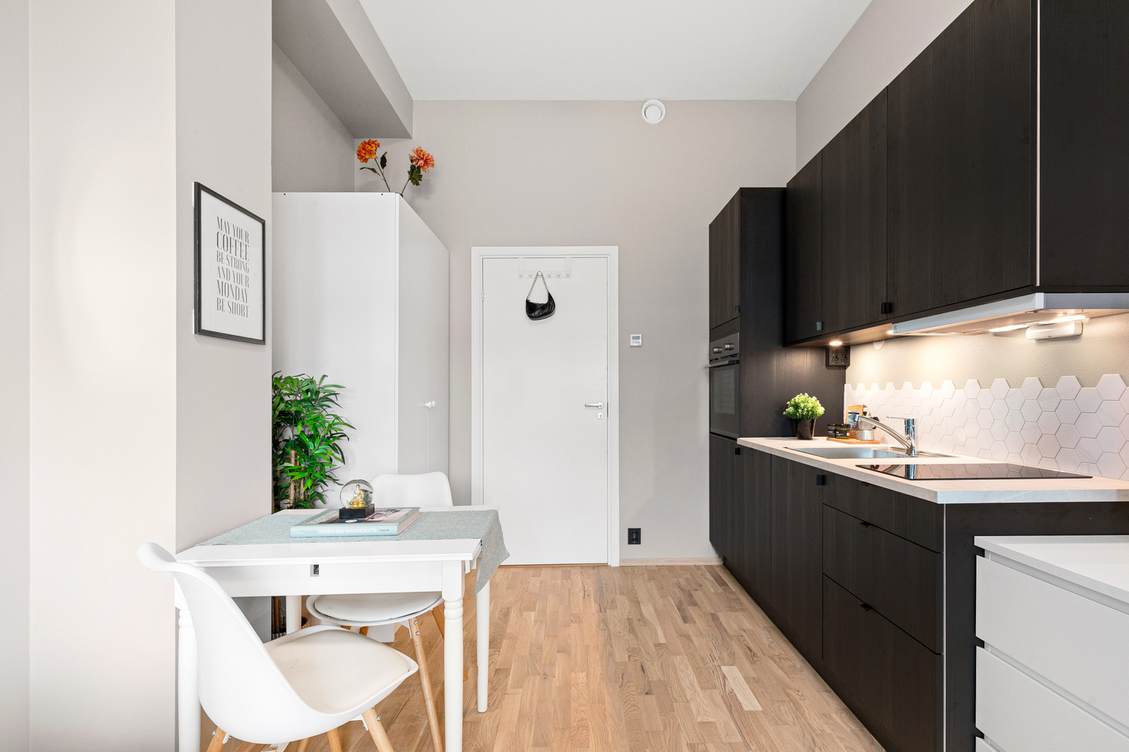 Møblert 1-roms hybel med eget bad og nytt HTH kjøkken (2023) | Strøm, varmtvann, fyring, og internett inkl.