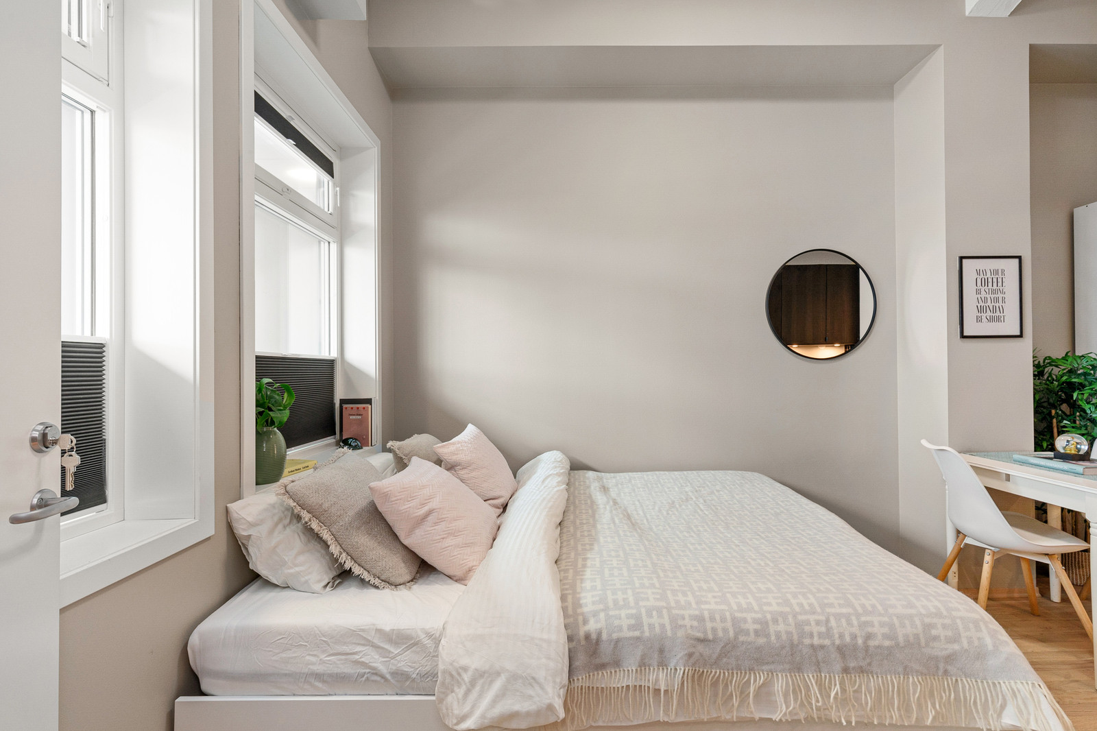 Det medfølger en Brimnes seng fra IKEA (B 160 og L200cm), med 2 skuffer for oppbevaring.