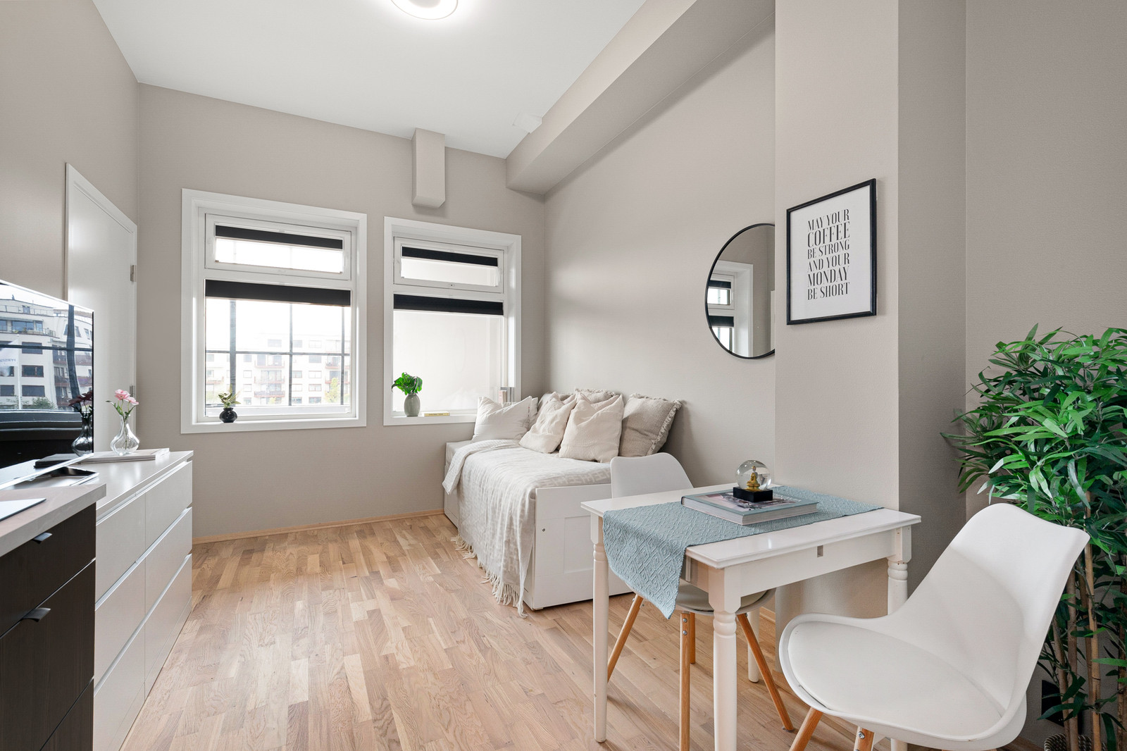 Generøse vindusflater som slipper inn godt med naturlig lys.