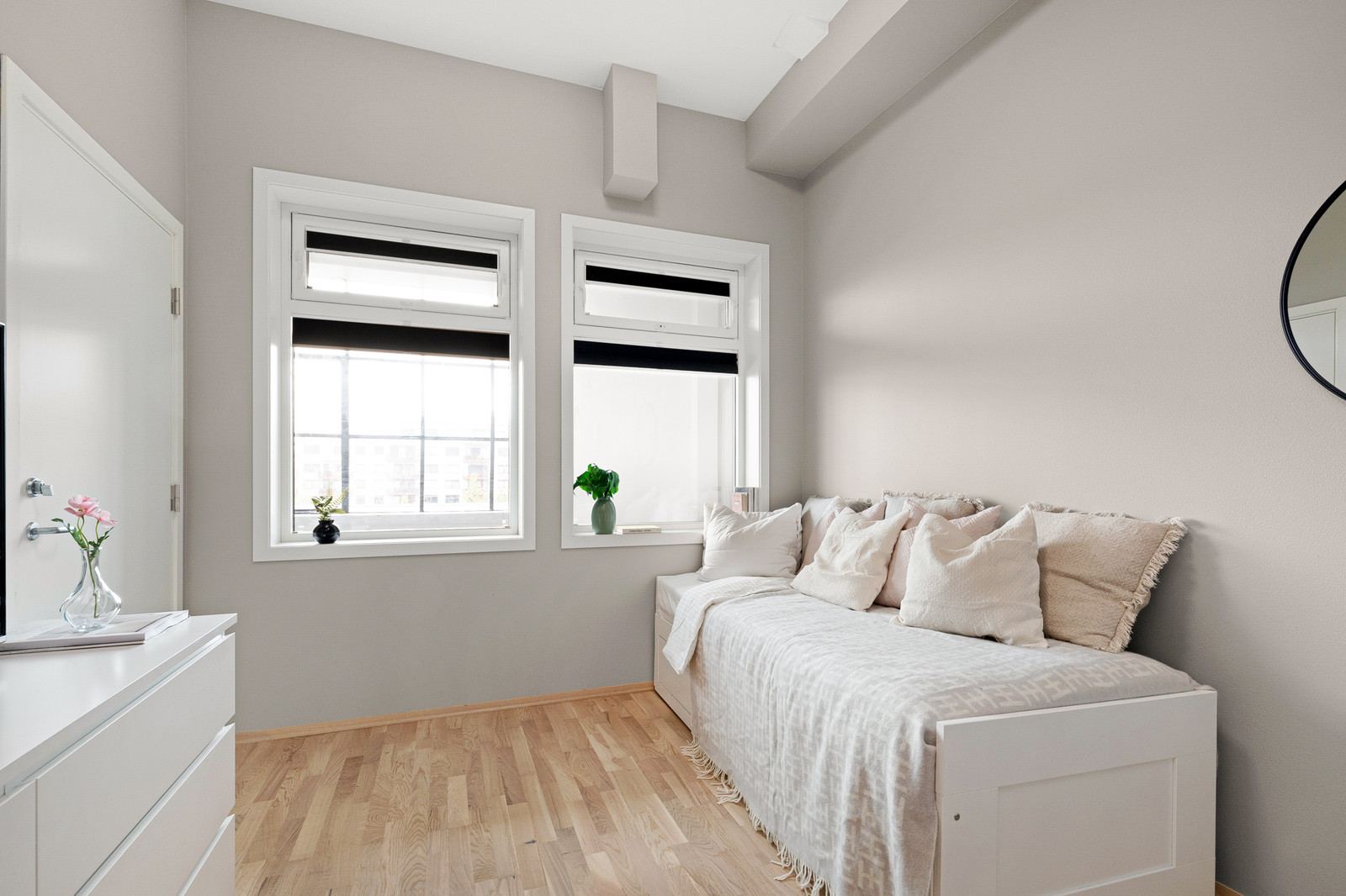 Det medfølger en Brimnes seng fra IKEA (B 160 og L200cm), med 2 skuffer for oppbevaring.