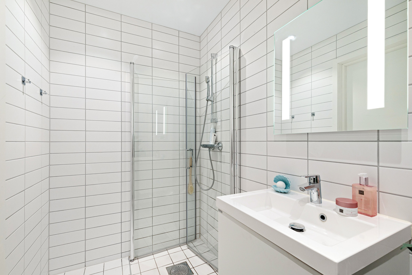 Delikat bad med varmekabler i gulvet