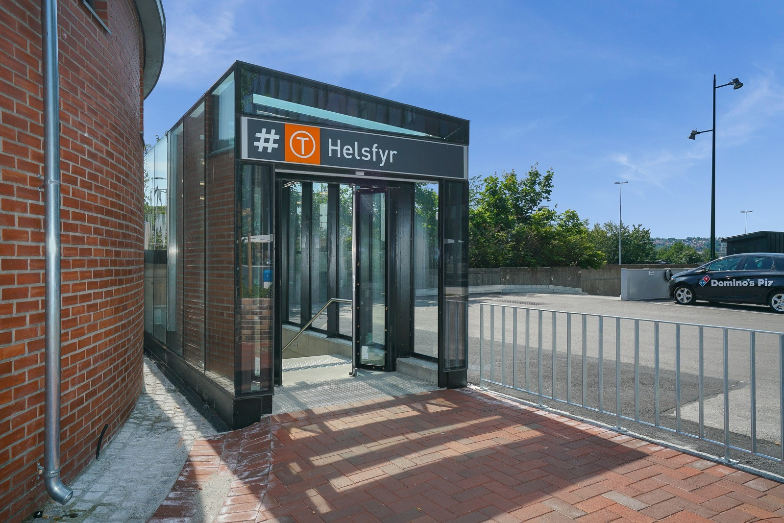 Det er kort vei til offentlig kommunikasjon og servicetilbud.