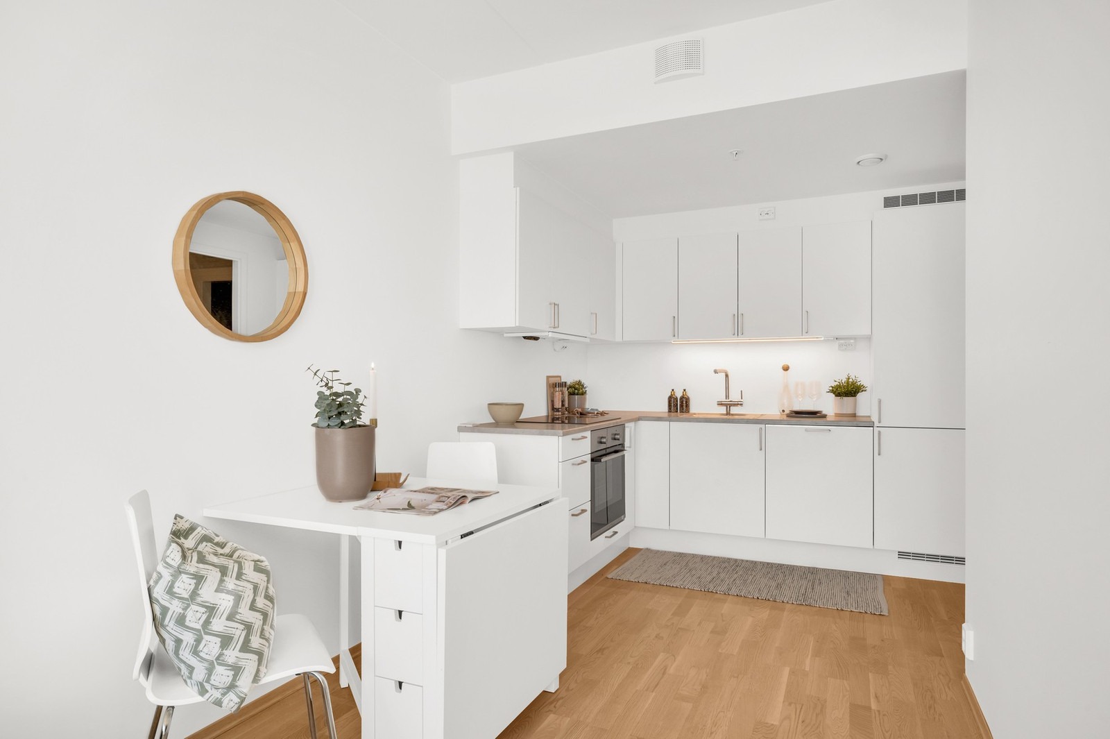 Fra leiligheten er det en kort spasertur ned til Ladestien. Langs denne finner du flere strender, kaféer og fine turstier som strekker seg helt til Ranheim