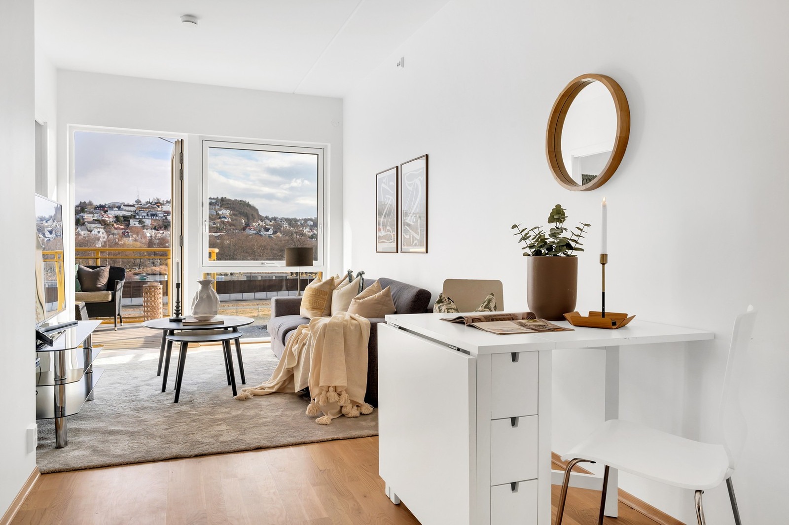 Store lysflater gir leiligheten en lys og trivelig atmosfære. Oppvarming, varmtvann, tv og internett er inkludert i husleien.