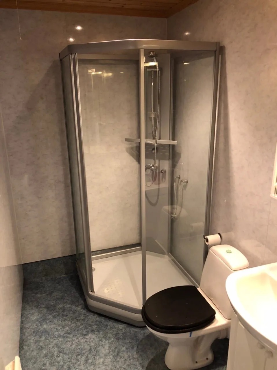 Bad med dusjkabinett 