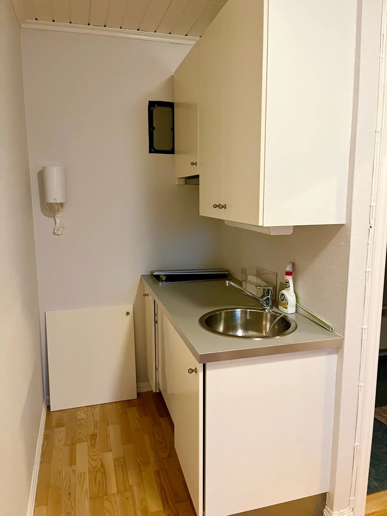 Hybelkjøkken med integrert kjøleskap