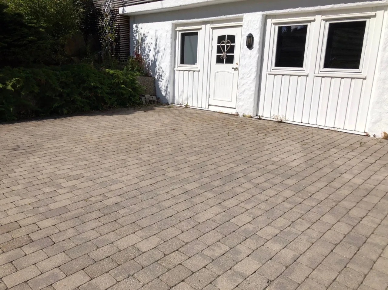 Inngangsparti hybel, parkeringsplass 