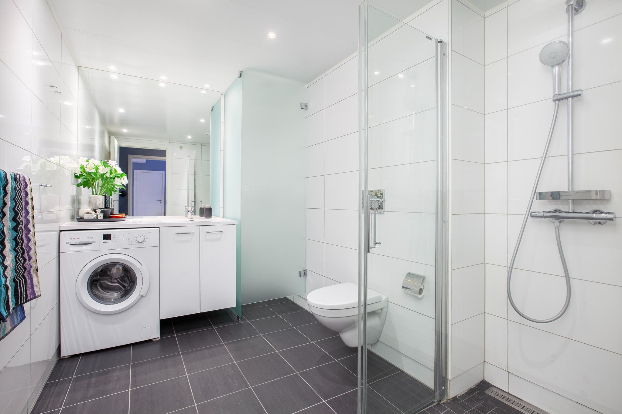 Flislagt bad med varmekabler. Vaskemaskin og tørkeskap medfølger