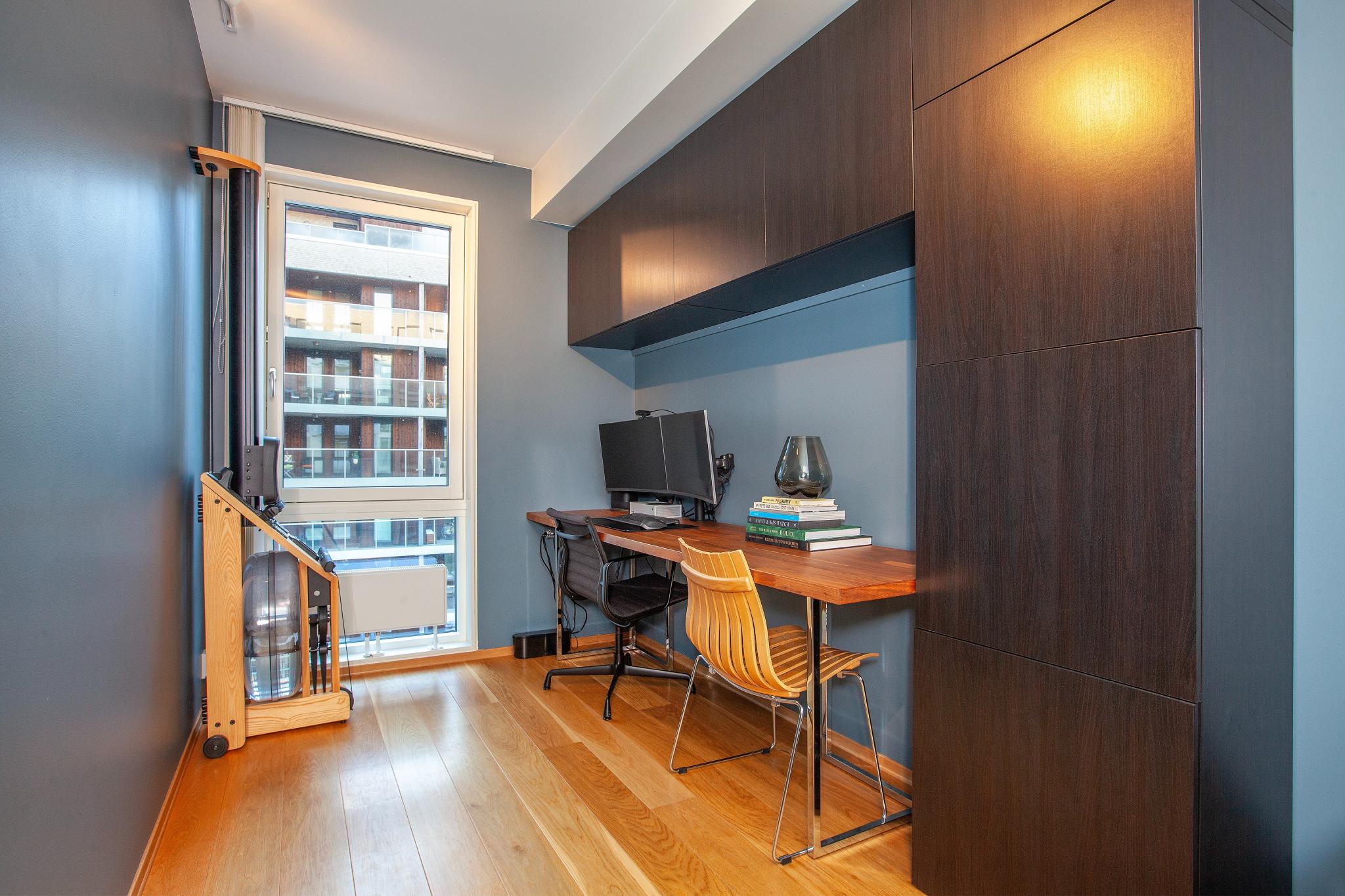 Soverom 2. Garderobeskap og skrivebord følger.