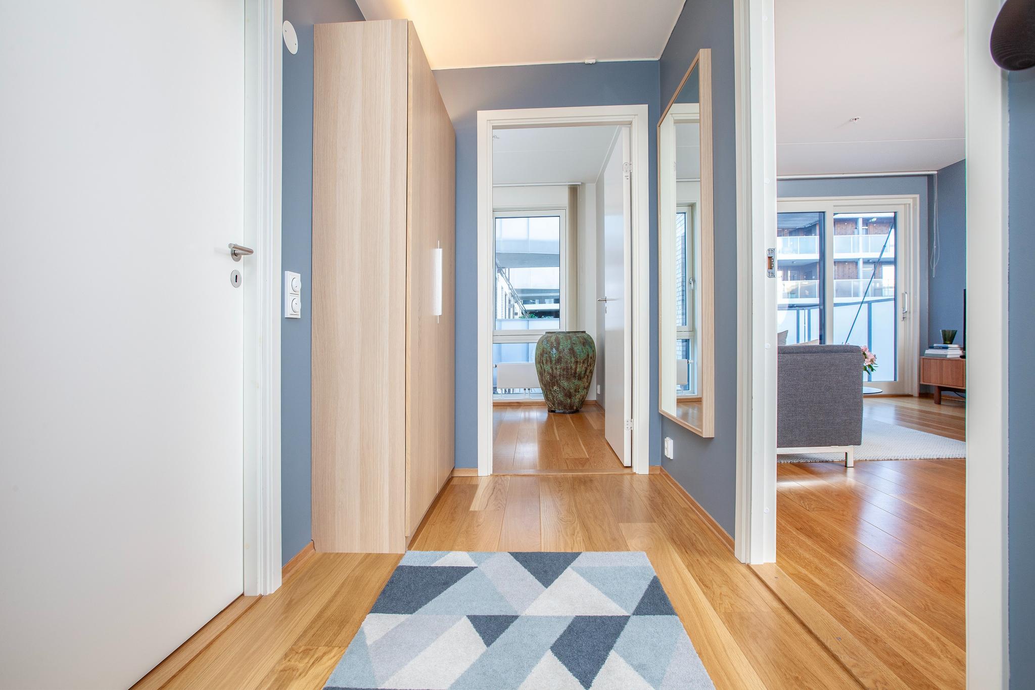 Velkommen inn. Garderobeskap medfølger