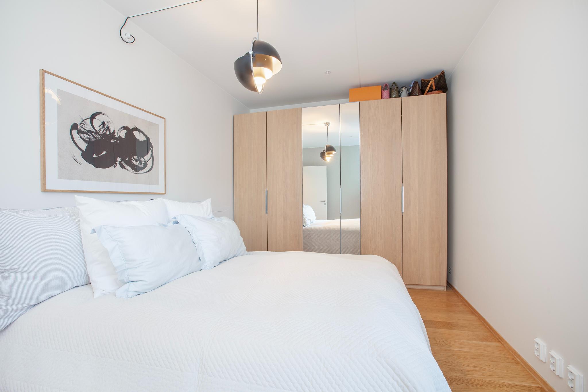 Romslig hovedsoverom. Garderobeskap medfølger