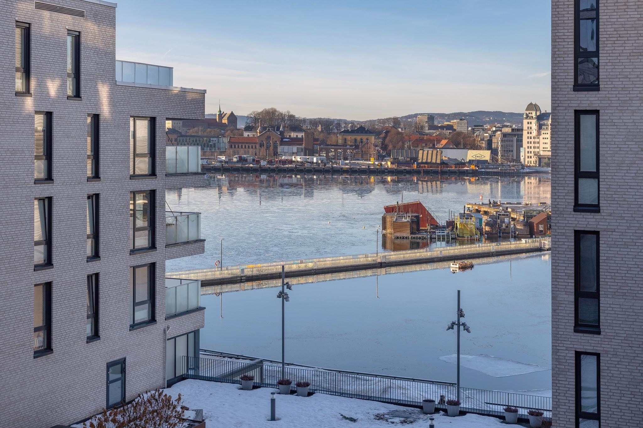 Utsikt fra balkongen mot havnebassenget
