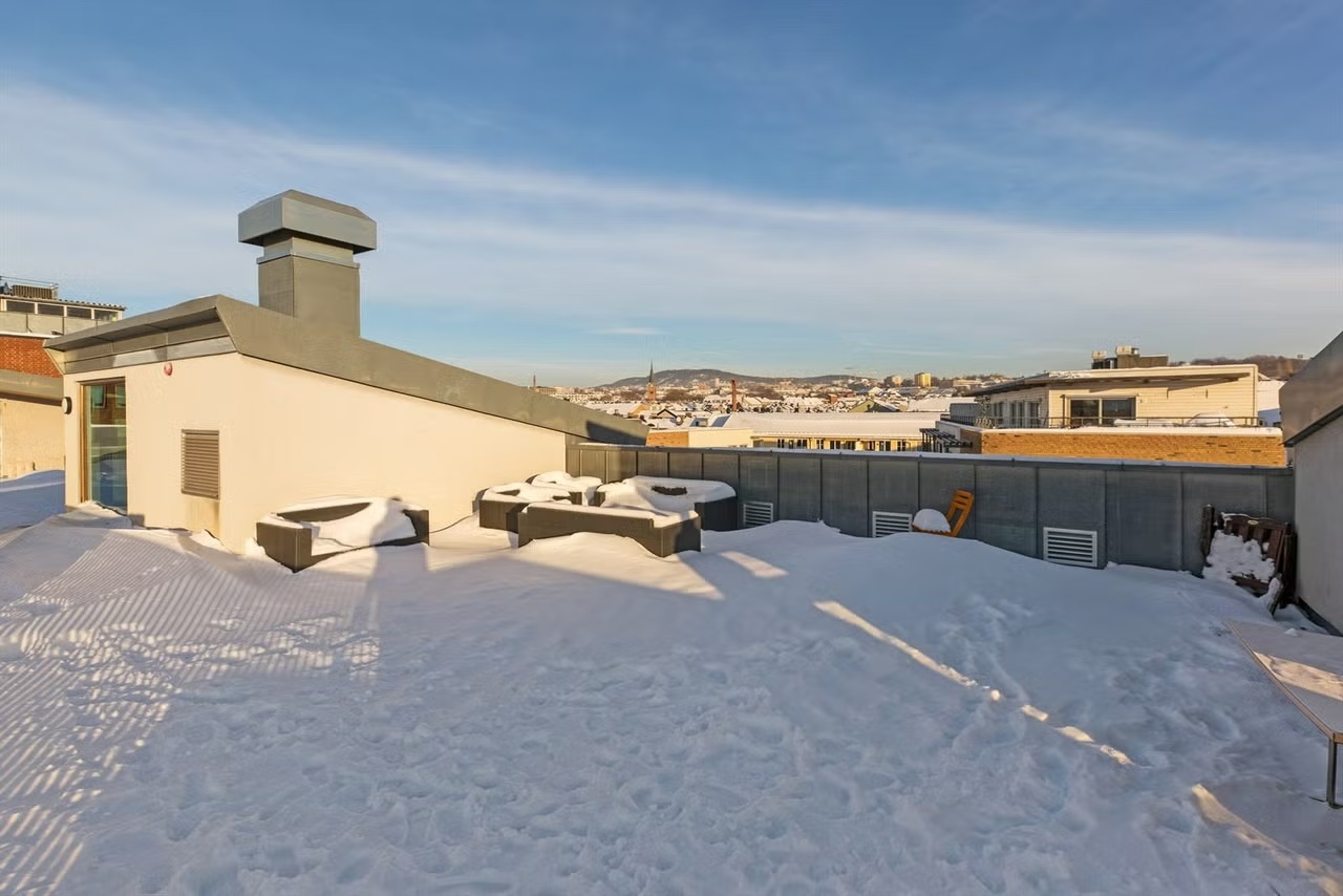 Som beboer har du også tilgang til en stor og solrik felles takterrasse som er perfekt for varme sommerdager.