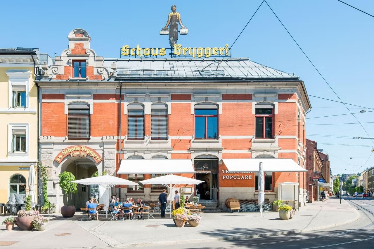 Schous Plass ligger i umiddelbar nærhet