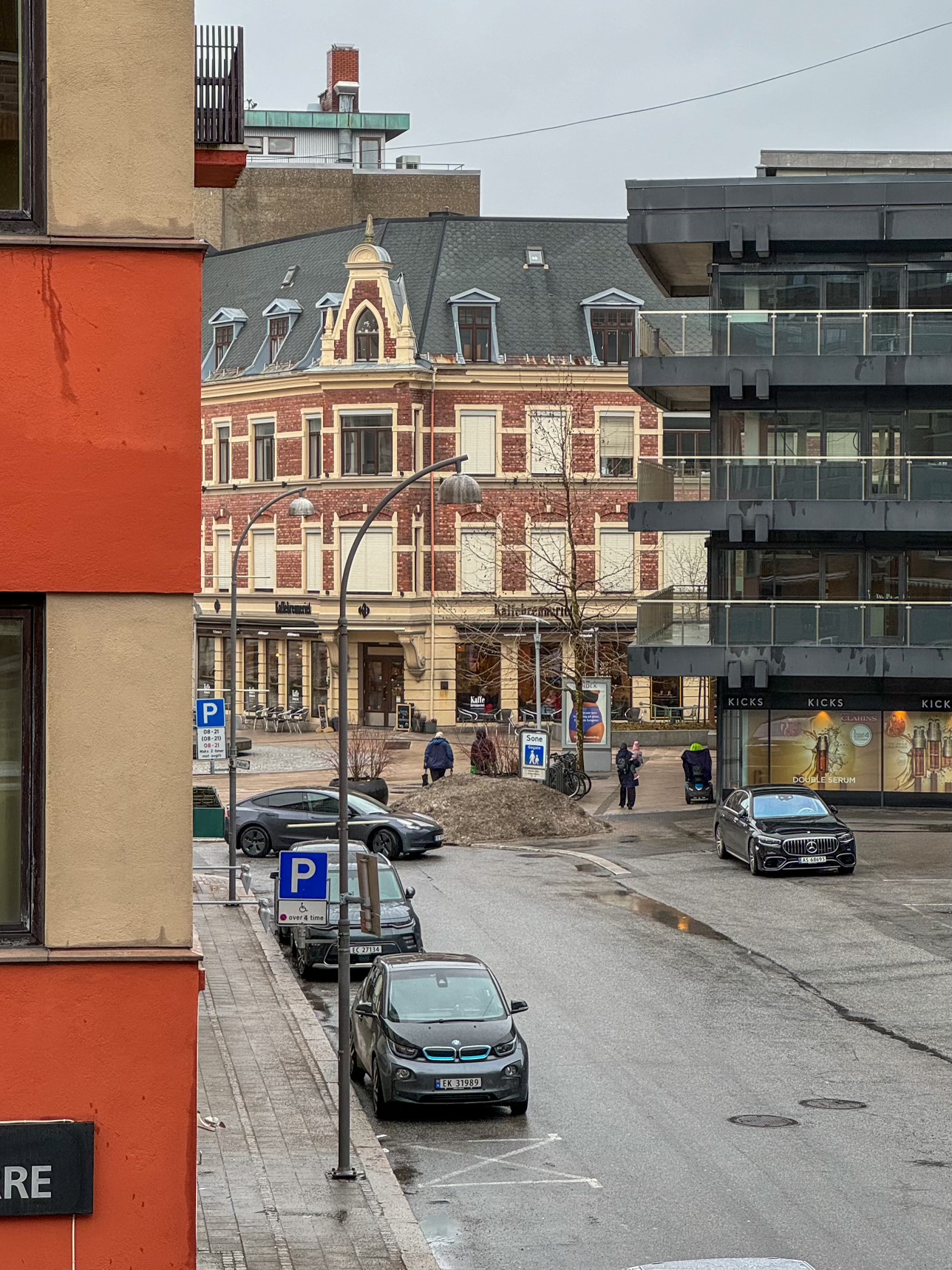 Utsikt til gågaten fra en av leilighetens “franske balkonger”