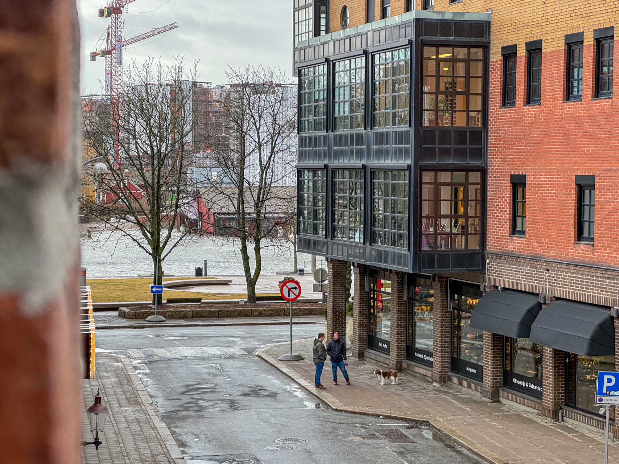 Utsikt til elvepromenaden fra en av leilighetens “franske balkonger”