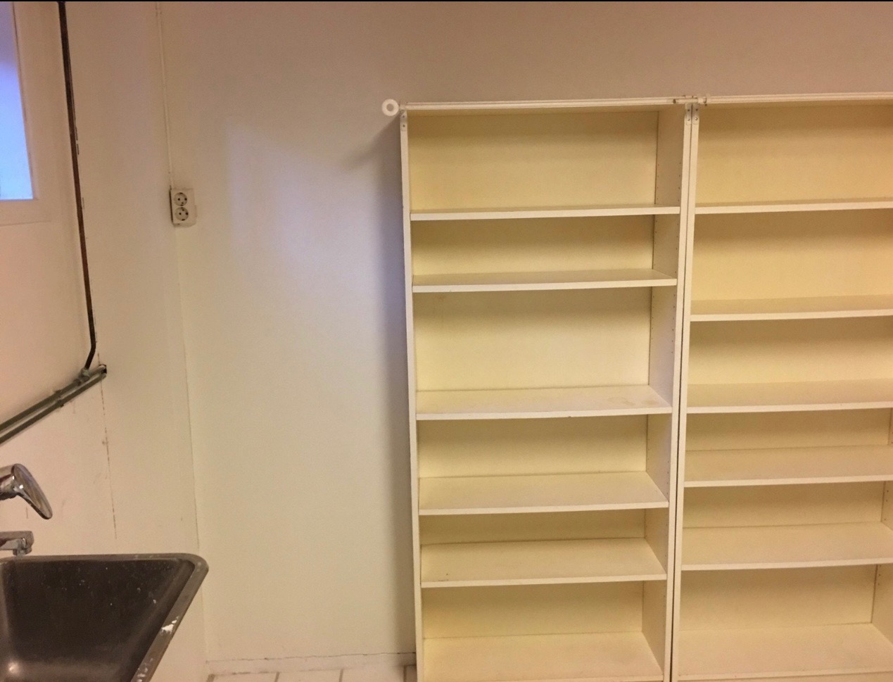 Vaskerom. Hyller til oppbevaring. 