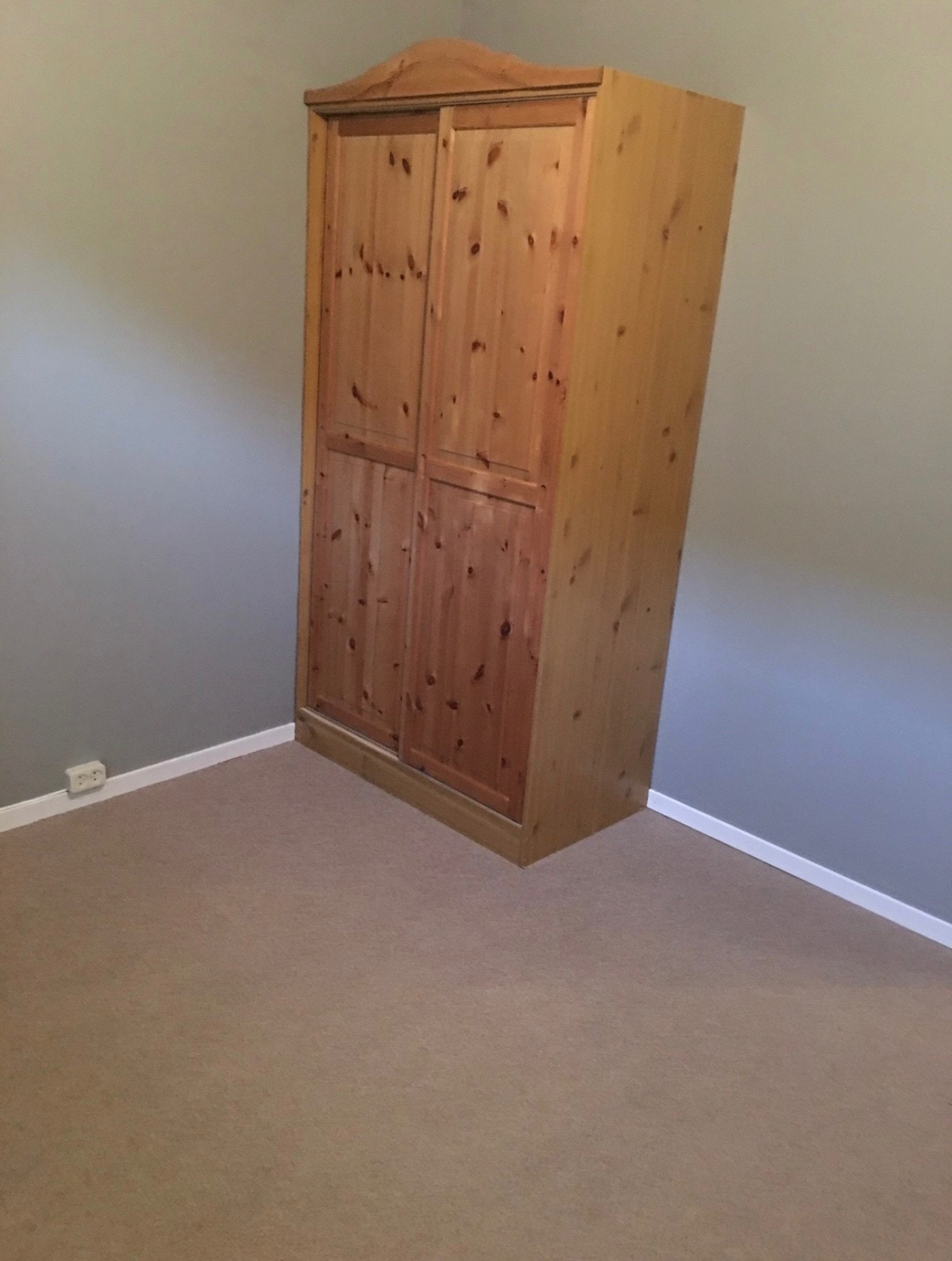 Soverom. Fastmontert klesskap. 