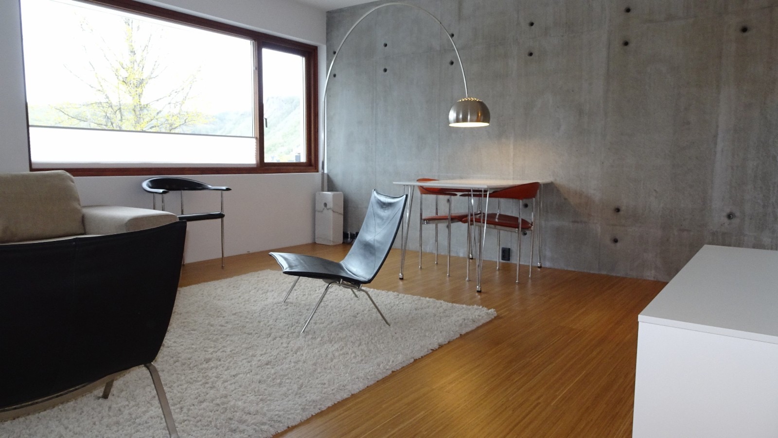 Stor og romslig stue, justerbar skjerming på vinduene mot sol og innsyn