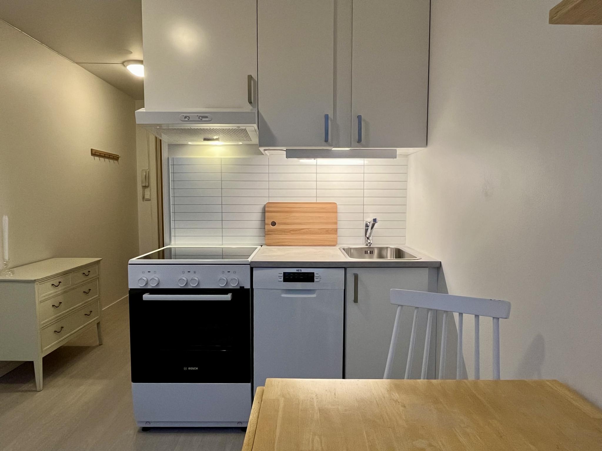 Kjøkkenet har både oppvaskmaskin, komfyr og ovn.