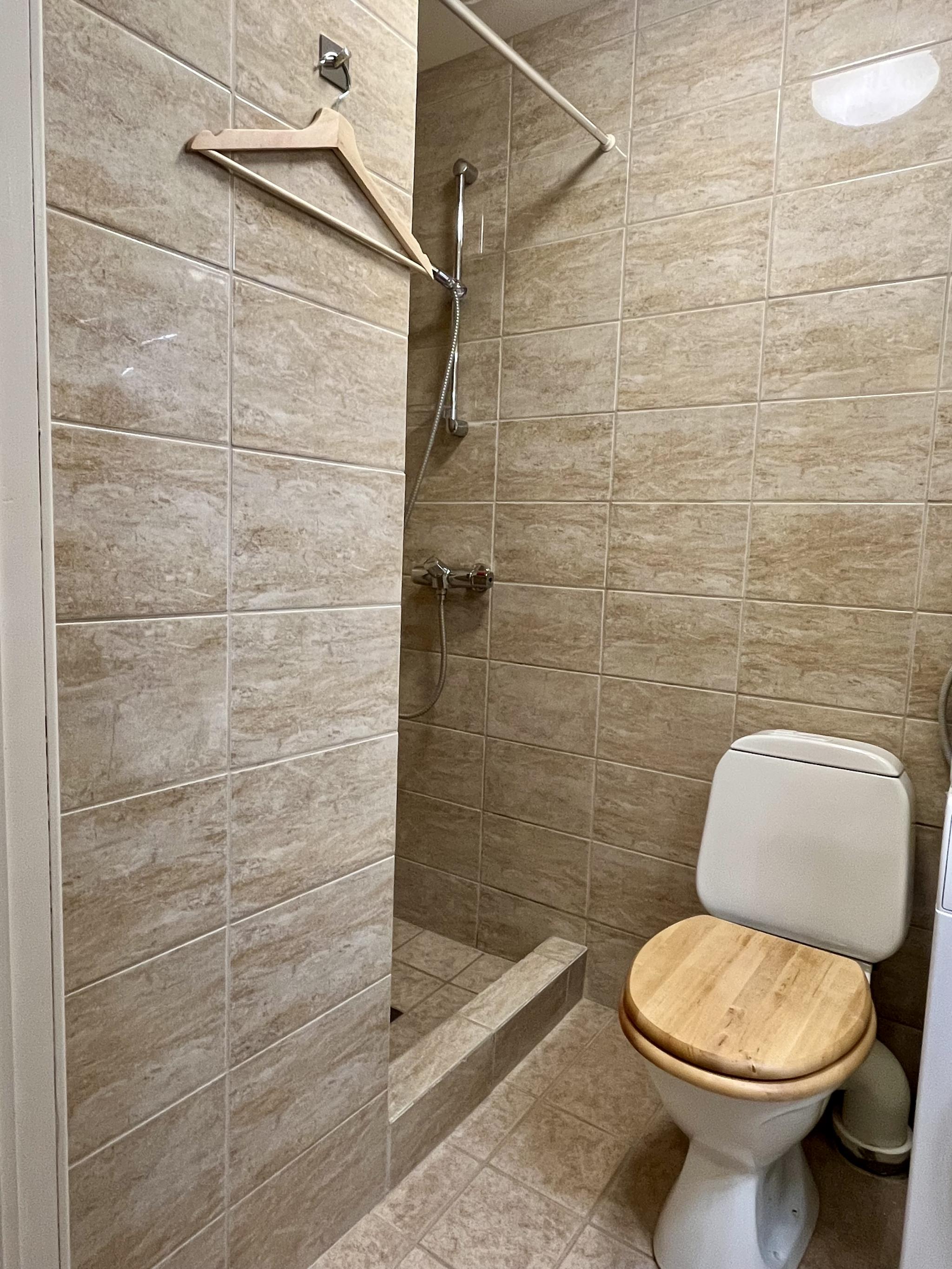 Flislagt bad med eget dusjhjørne