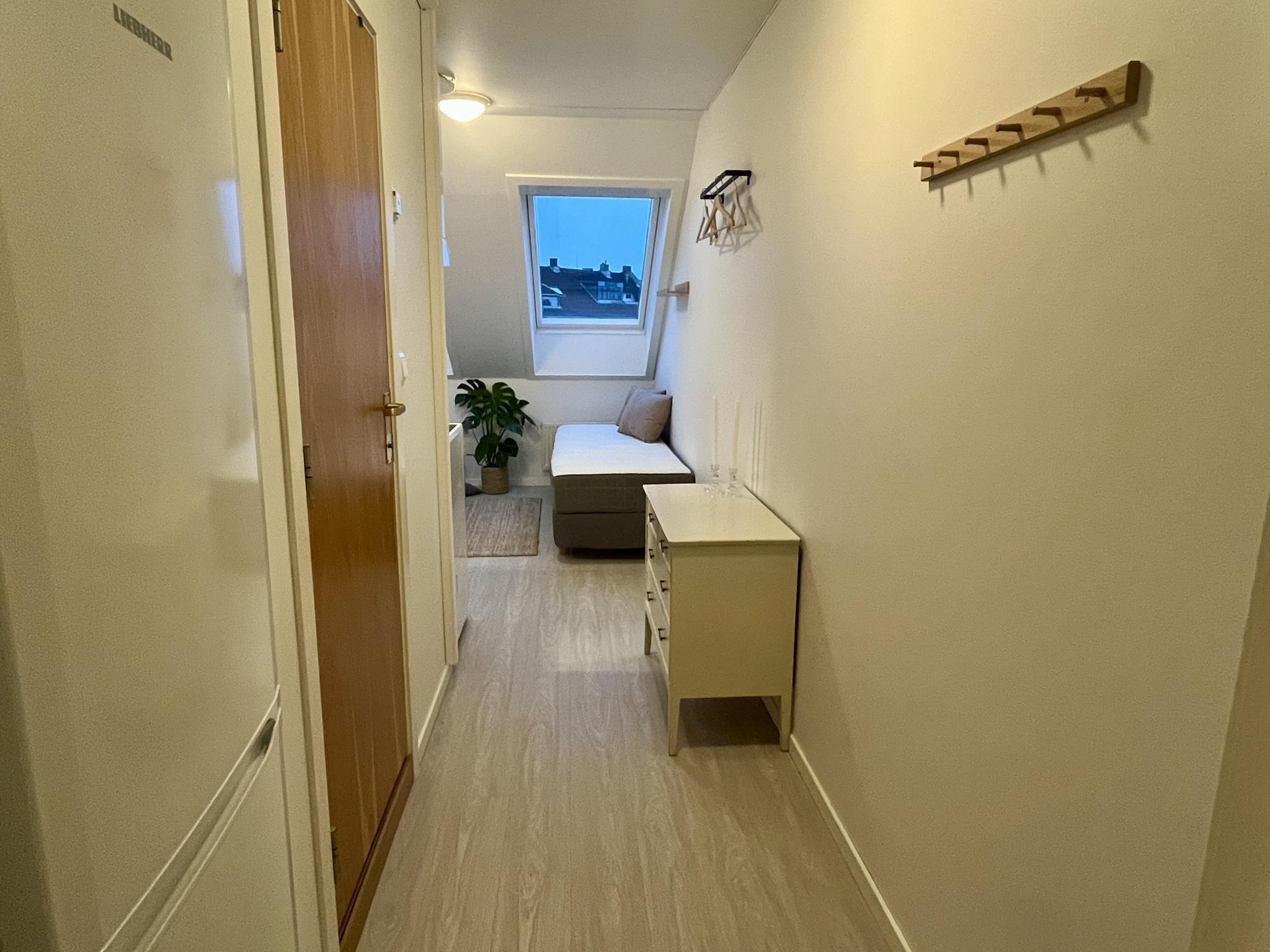 Gangen med plass til oppbevaring og mulighet til å henge fra seg yttertøy.