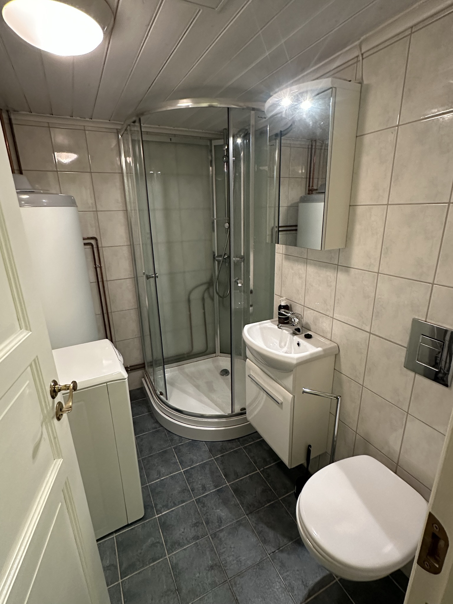 Bad med vaskemaskin.