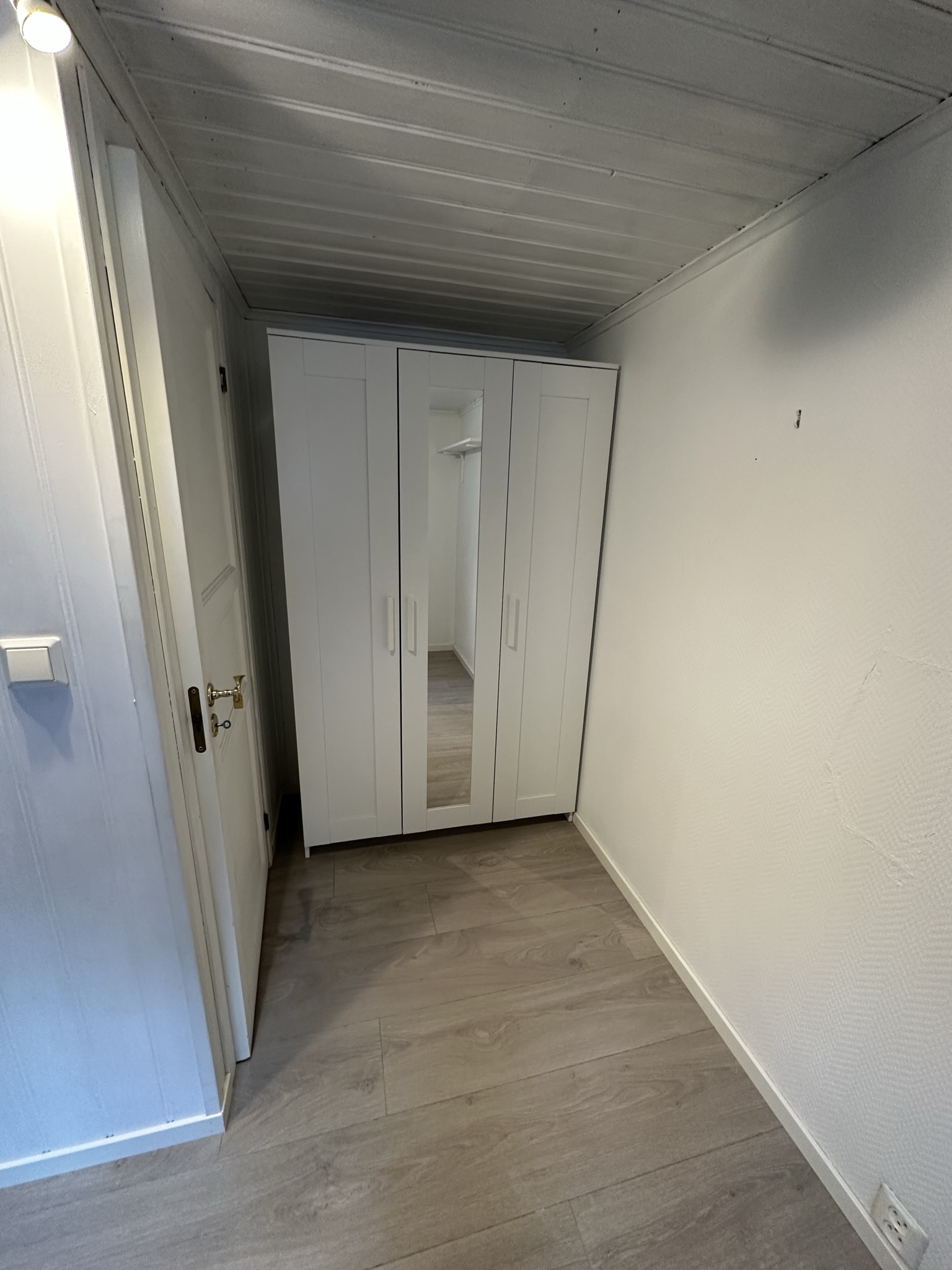 Klesskap følger med.