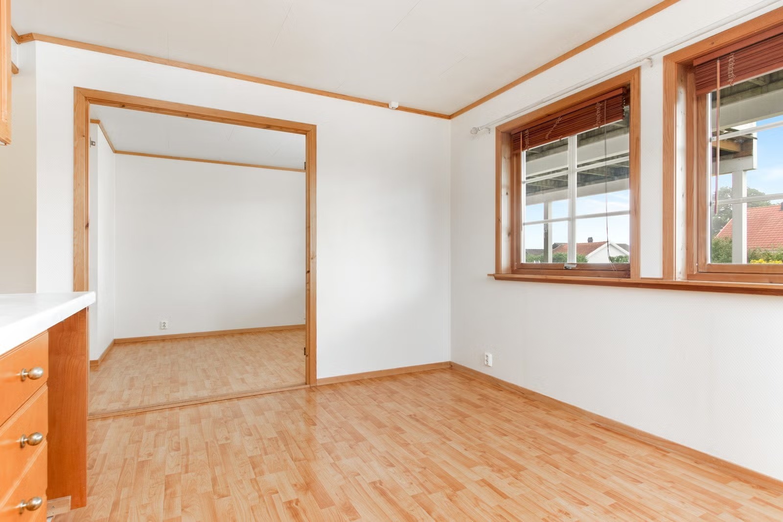 Stue samt ekstra soverom som kan adskilles med dobbeltdører