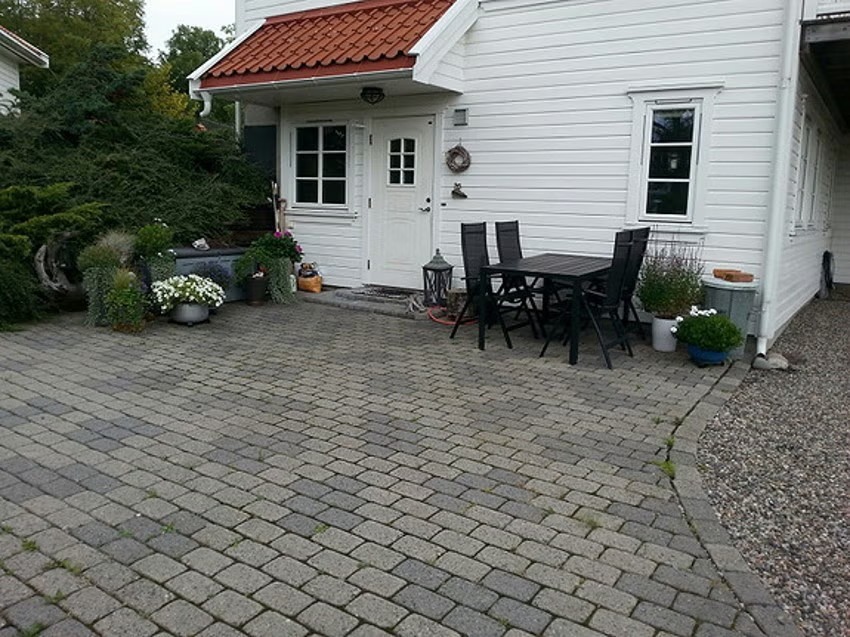 Inngangsparti, uteplass og parkering med strømuttak.