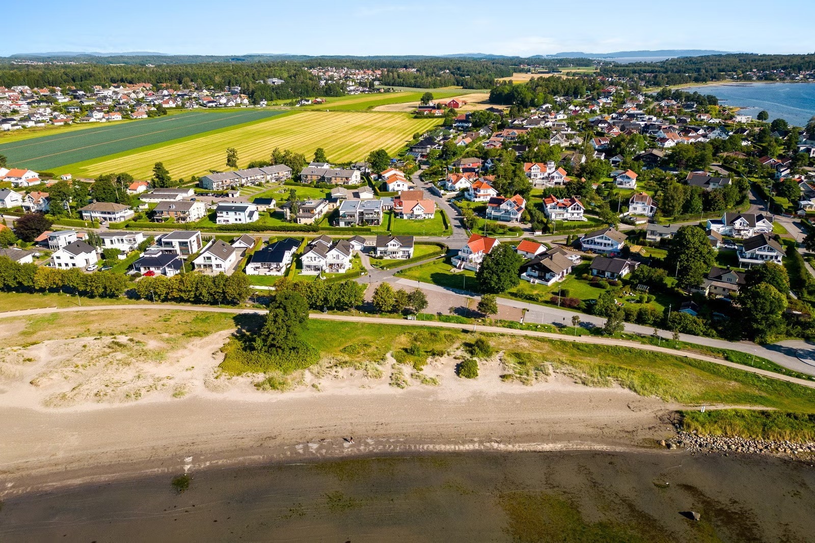 Ringshaugstranden med huset i 2. rekke i bildet.