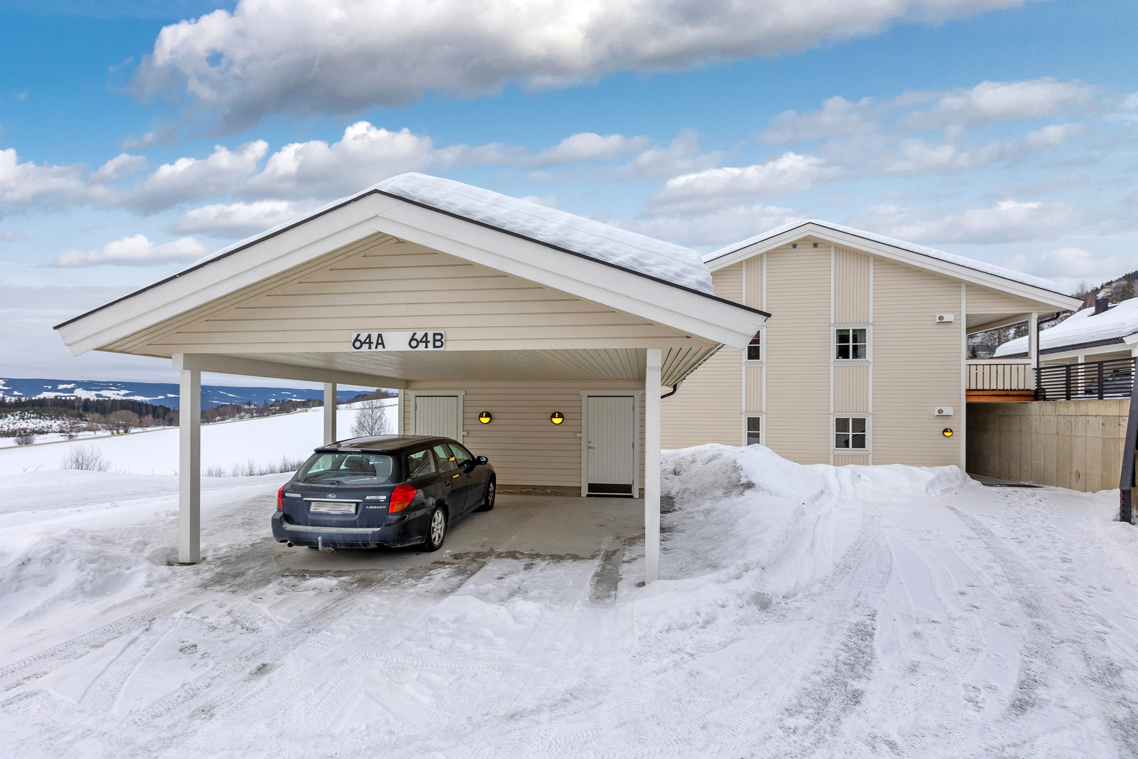 Egen parkeringsplass i felles carport med utvendig bod ca 5 kvm