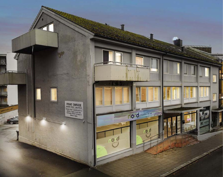 Bygningen ut mot gaten