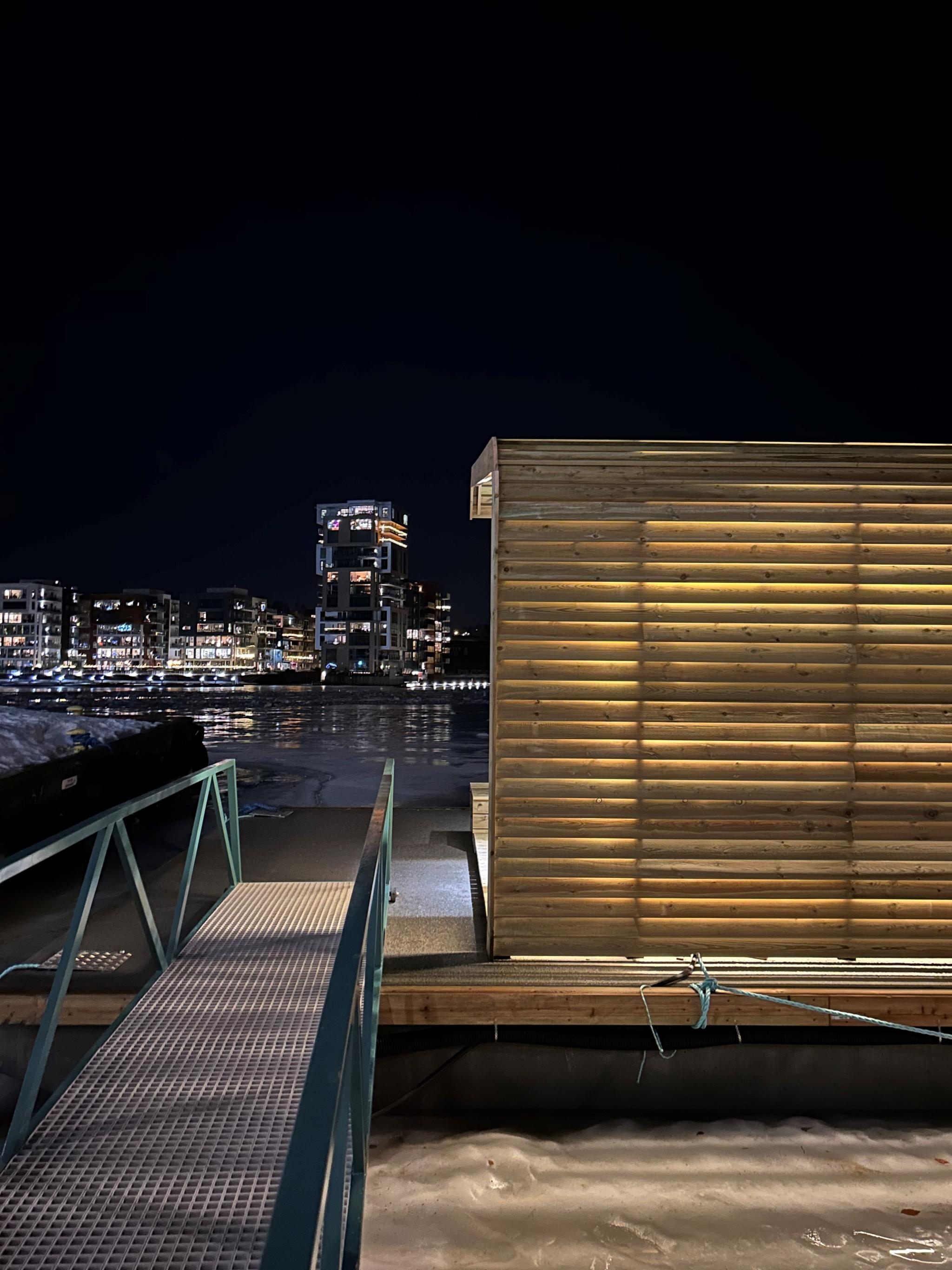 Det er satt opp badstue rett nede ved havna. Den kan enkelt bookes på nett og er en kort spasertur unna.