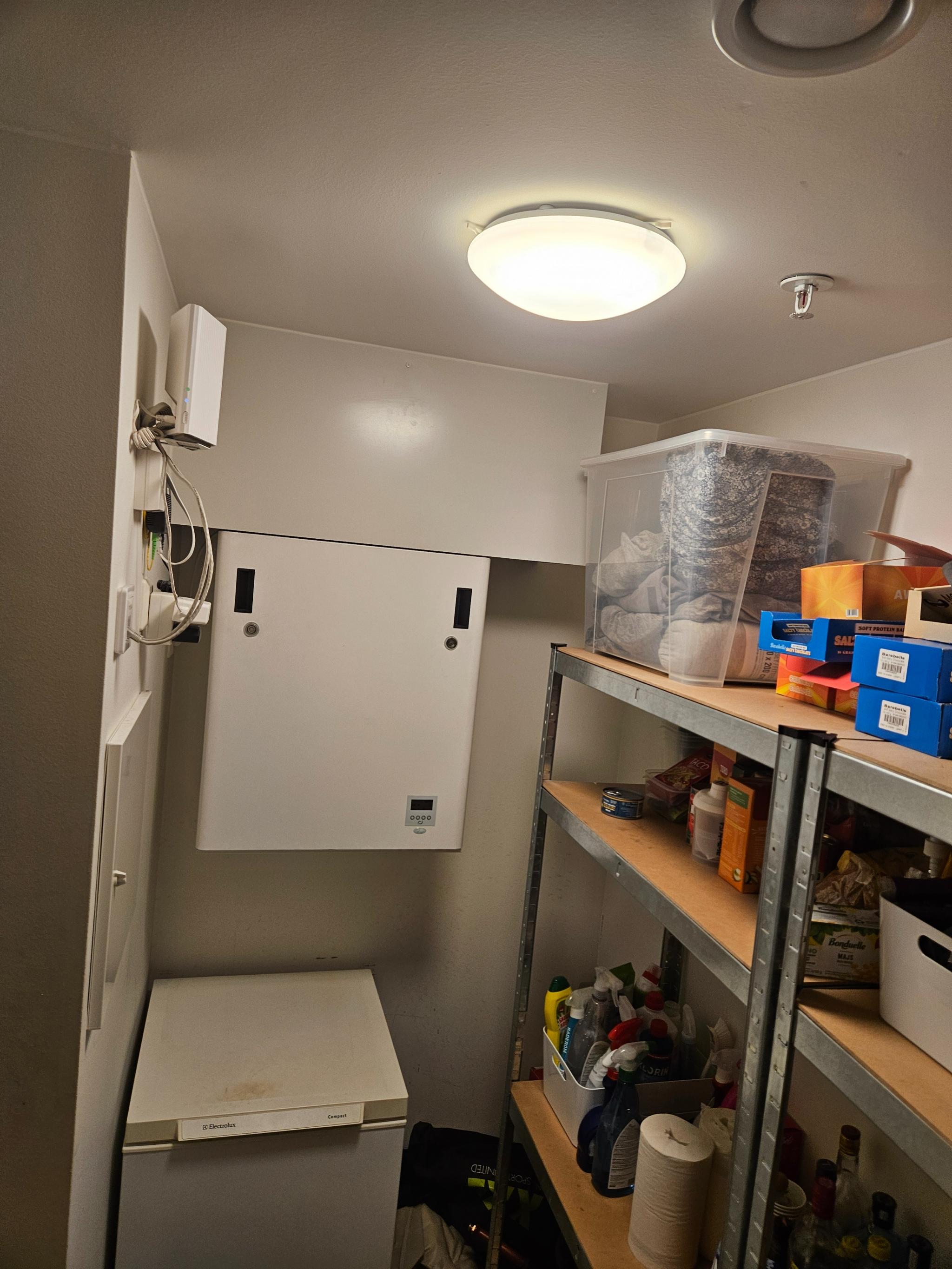 Plass til fryser, samt gode lagringsmuligheter i bod.