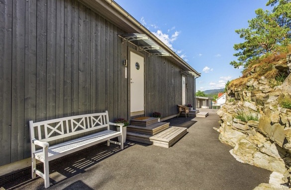 Inngangsdør utstyrt med yale doorman i nyere tid 