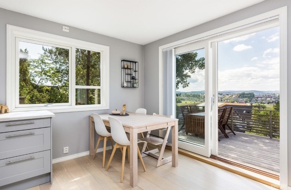 Liten spisestue og utgang til terrasse  