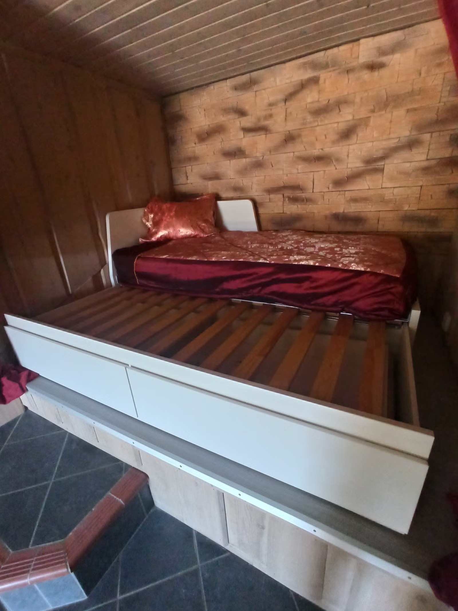 Alkove soverom med dobbeltseng