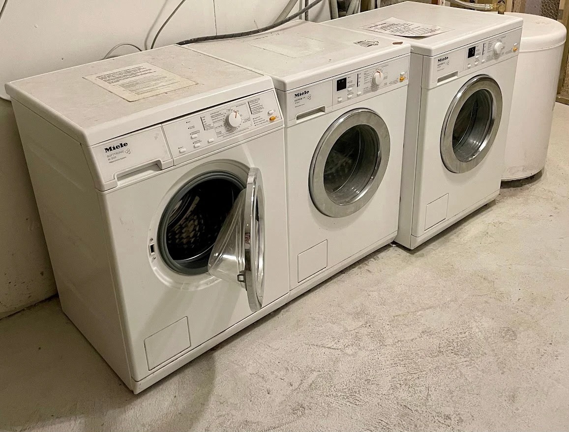 Vaskekjeller har 3 vaskemaskiner som disponeres av alle 4 leiligheter i sameiet