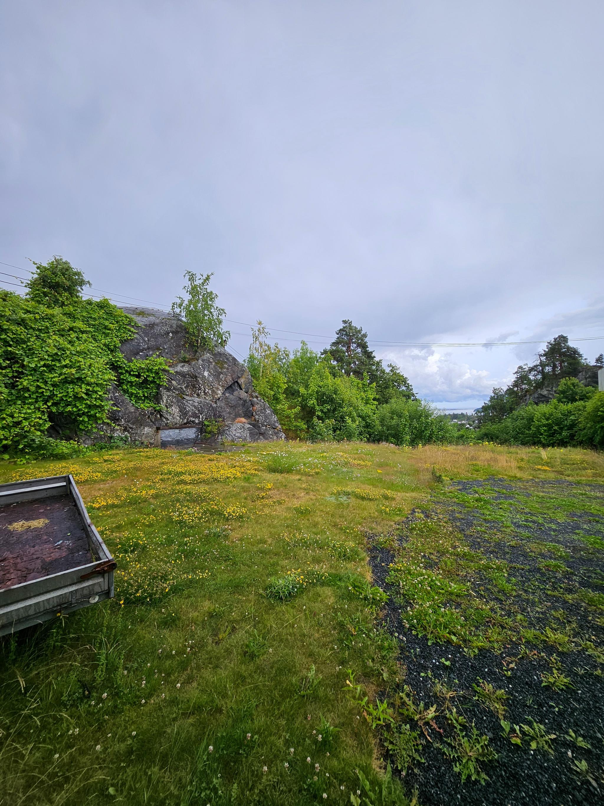 Bilde av parkering og uteområdet som kan disponeres vis det er laget avtale 