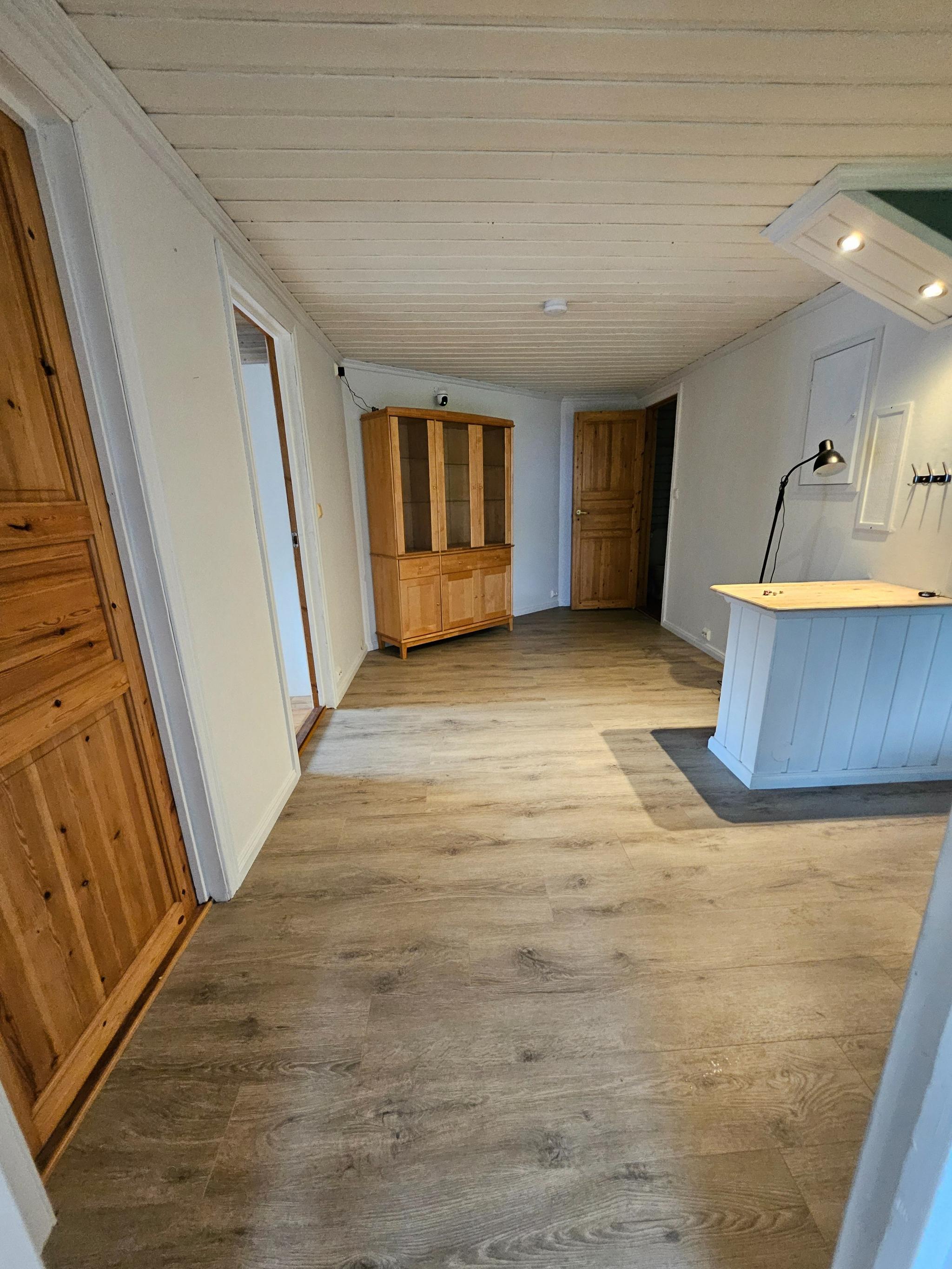 Bilde av oppholdsrom ,samt en liten kjøkkenbordkrok