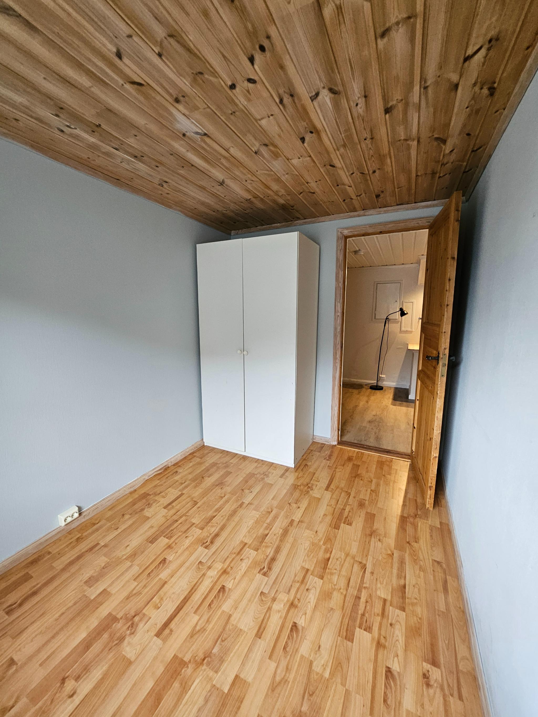 Soverom 2 og garderobeskap