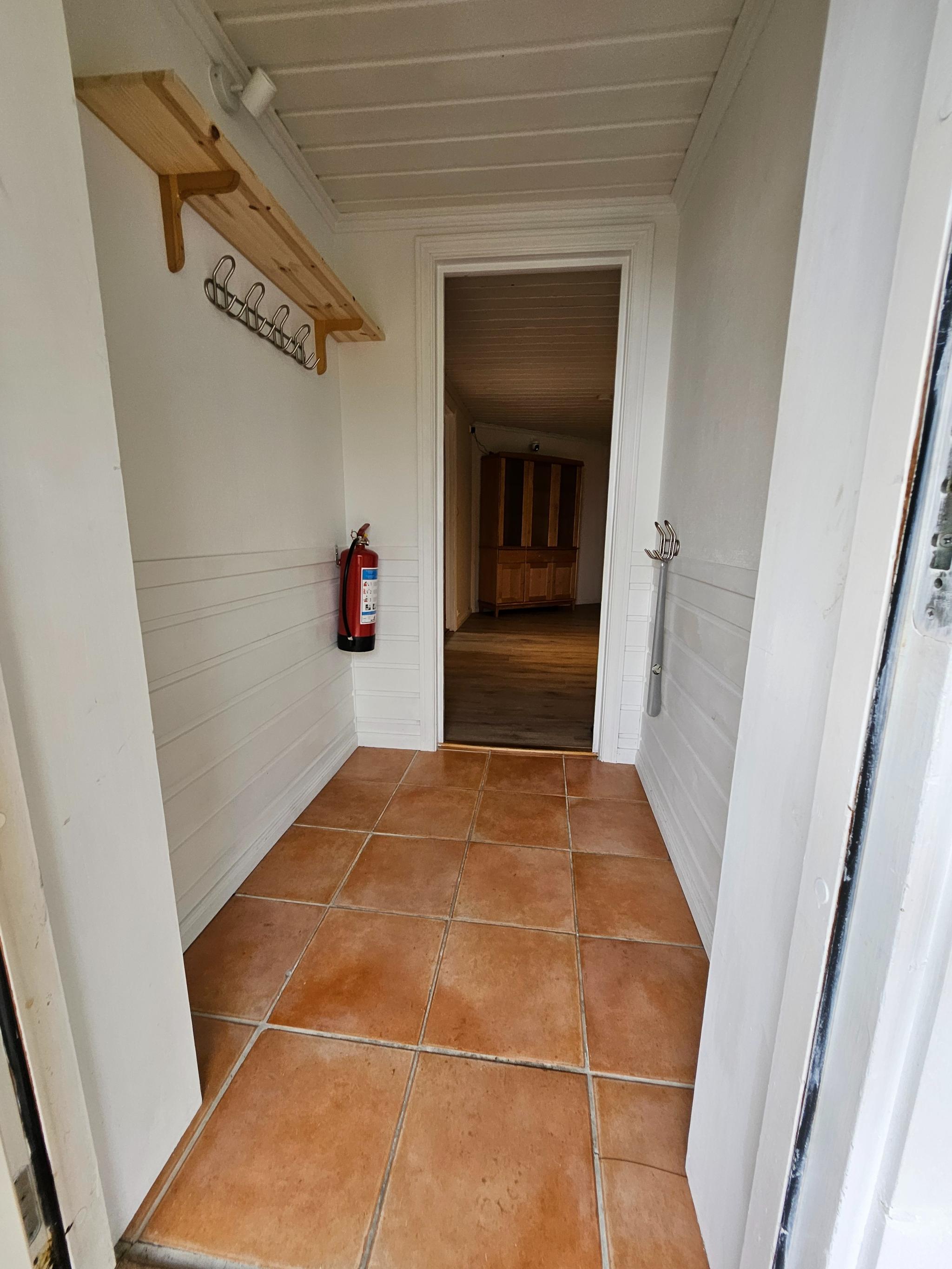 Bilde tatt ifra hoveddøren og en liten entre 