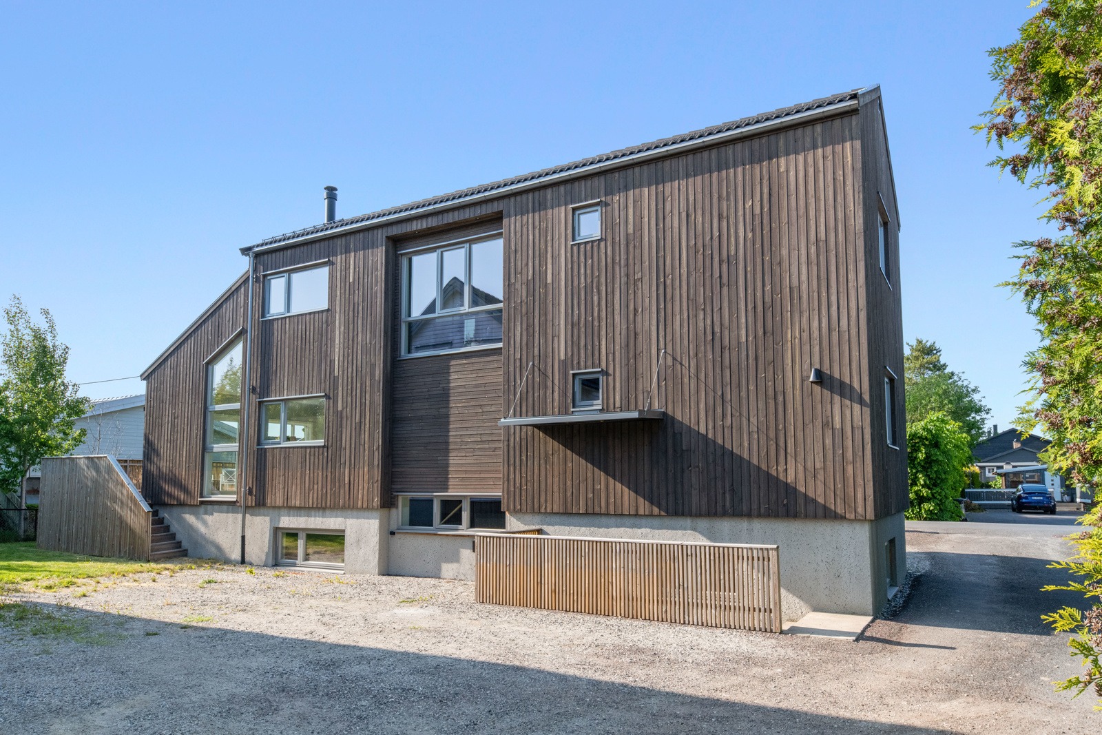 Inngangsparti på baksiden av huset ved biloppstillingsplass