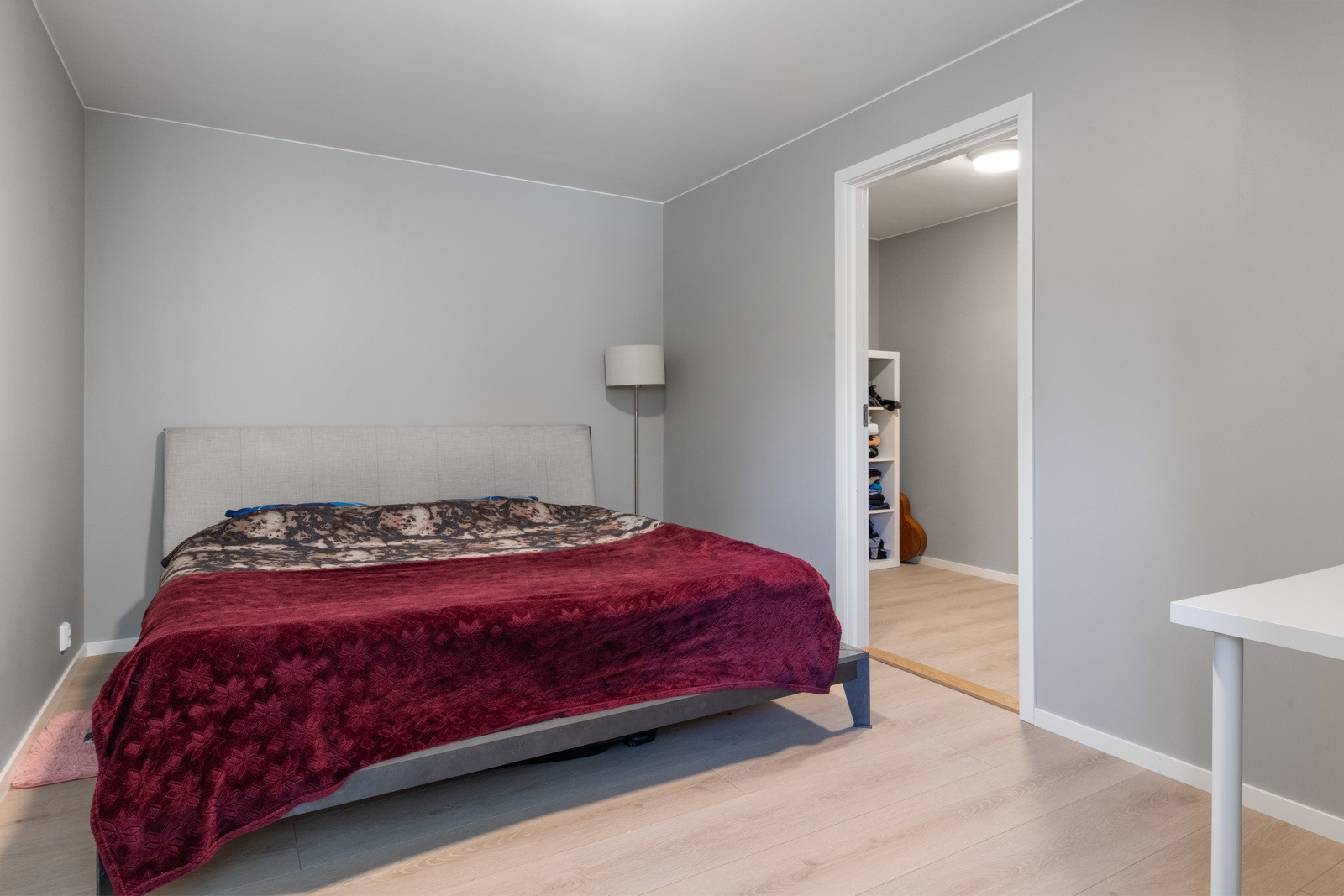Stort soverom med walk-in closet og øvrig plass til pult (pult følger med)